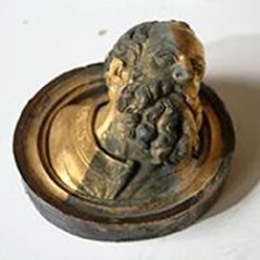 Prophetenkopf von der Florenzer Paradiespforte, der am FRM II untersucht wurde. Der linke Teil des Kopfes wurde mit einer Lasertechnik gereinigt, der rechte mit einer chemischen Methode, die Mitte ist noch ungereinigt. Foto: Ralf Schulze, TUM © Ralf Schulze/TU Muenchen  Prophetenkopf